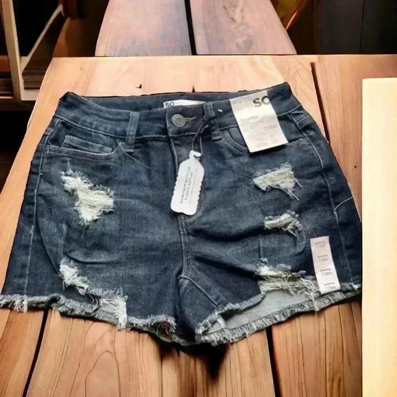 SO New With Tags Junior’s size 7 high rise denim shortie. 28” waist, 2.5” inseam - Picture 1 of 4